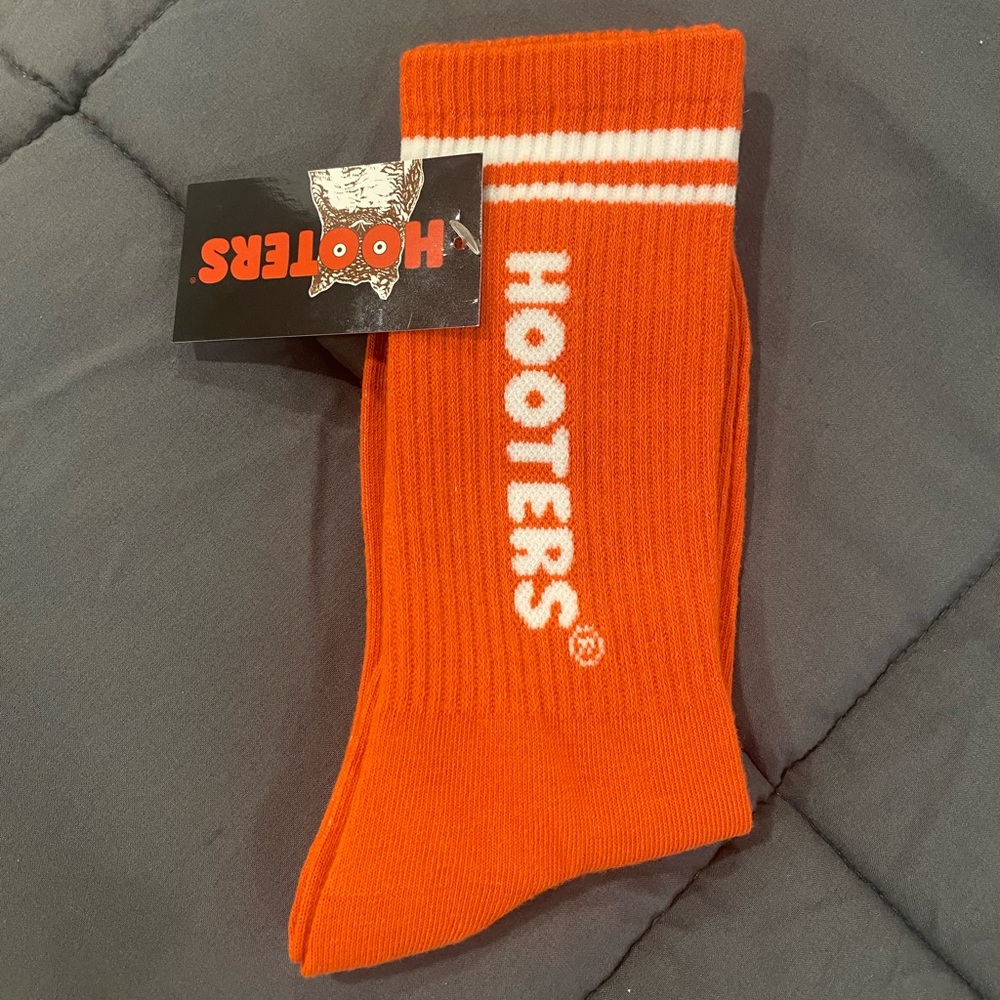 Hooters 🦉 orange & white crew cut socks adult size